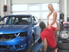 Blasen, Vollbusig, Auto, Tschechisch, Fingern, Lecken, Lingerie, Arsch lecken