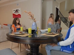 Большой член, Большие сиськи, Минет, Брюнетки, Крупный план, Вчетвером, Втроем, Сиськи