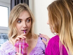 Chambre à dormir, Gros cul, Doigter, Lesbienne, Masturbation, Dénudage, Adolescente, Nénés