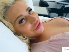 Culo grande, Rubia, Mamada, Corridas faciales, Orgasmo, Madrastra, Desnudarse, Chupando