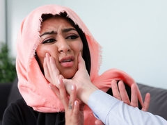 Arabisch, Blasen, Braunhaarige, Handjob, Interrassisch, Rasiert, Entkleiden, Titten