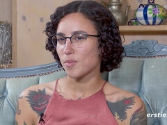 Penetracion con dedos, Gafas, Tetas naturales, Coño, Afeitado, Solo, Sueco, Tatuaje