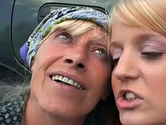 Enthousiasteling, Fetisj, Hardcore, Rijpe lesbienne, Buiten, Tiener, Trio, Tieten likken