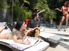 Grote mammen, Hondjeshouding, 1 man 2 vrouwen, Handbeurt, Keuken, Moeder die ik wil neuken, Strippen, Trio