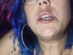 Leie, Grosse titten, Frau, Brille, Milf, Mutti, Abendanzug, Tätowierung