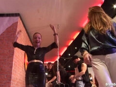 Grote kont, Rondborstig, Dronken, Groep, Hardcore, Orgie, Feest, Tieten likken