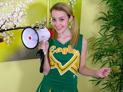デカチン, フェラチオ, 手コキする, なめる, 女子高生, ストリッピング, オッパイの, ユニフォーム