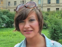 Sucer une bite, Brunette brune, Seins naturels, Mamelons bombés