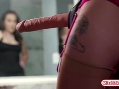 アジア人, ぽちゃ, キス, オマンコ, 義母, ペニスバンド, ティーン, おもちゃ