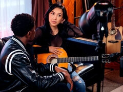 Leie, Asiatisch, Grosser arsch, Braunhaarige, Hundestellung, Interrassisch, Milf, Natürlichen titten