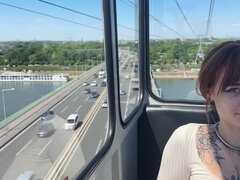 Sucer une bite, Brunette brune, Attrapée, Éjaculer dans la bouche, Tir de sperme, De plein air, Pov, Public