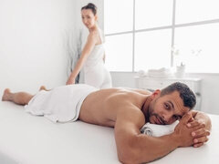 Arsch, Blasen, Braunhaarige, Handjob, Massage, Penis, Rasiert, Tätowierung