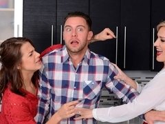 Blonde, Sucer une bite, En levrette, 2 femmes 1 homme, Poilue, Branlette thaïlandaise, Cuisine, Plan cul à trois
