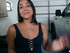 Leie, Grosser schwanz, Grosse titten, Braunhaarige, Kehlenfick, Natürlichen titten, Pov, Tätowierung