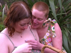 Amateur, Belle grosse femme bgf, Doigter, Poilue, Lesbienne, Mamelons, Rousse roux, Gicler