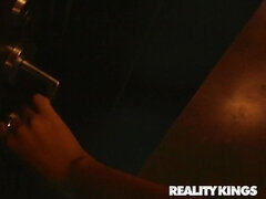 Badkamer, Rondborstig, Hardcore, Hd, Lesbisch, Natuurlijke tieten, Tieten likken, Speelgoed