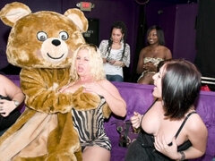 Grosse bite, Blonde, Sucer une bite, Homme nu et filles habillées, Faciale, Mère que j'aimerais baiser, Orgie, Fête