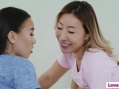 Asiatique, Gros seins, Le plan cul à quatre, Groupe, Interracial, Lesbienne, Masturbation, Adolescente