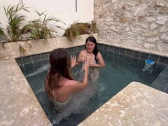 Bikini, Casero, Lesbiana, Amante, Orgasmo, Al aire libre, Piscina, Bajo el agua
