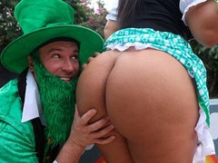 デカ尻, 茶髪の, バック, 手コキする, なめる, 淫乱熟女, アウトドア, オマンコ