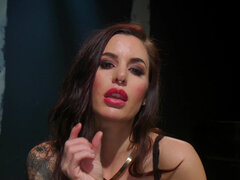 Blasen, Braunhaarige, Dildo, Fetisch, Absätze, Milf, Rasiert, Tätowierung