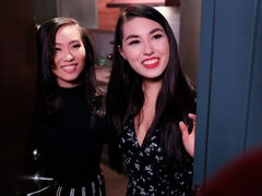 Aziatisch, Grote kont, Pijpbeurt, Bruinharig, 1 man 2 vrouwen, Handbeurt, Moeder die ik wil neuken, Trio