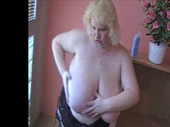 Cuarto de baño, Verga grande, Checa, Gorda, Penetracion con dedos, Paja con tetas, Tetas, Juguetes