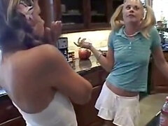 Amateur, Morena, Penetracion con dedos, Lesbiana, Masturbación, Pequeña, Afeitado, Adolescente