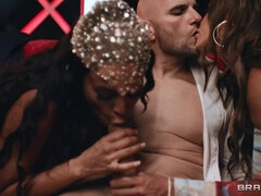 Great anal threesome with Kelsi Monroe and Luna Star