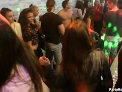 着衣女と全裸男, 衣服着たままセックス, 気狂い, バック, ハードコア, 下着, オージー, パーティ