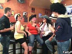 Blond, Pijpbeurt, Bruinharig, Oudere vrouw, Groep, Moeder, Feest, Tieten likken