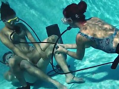 Chica, Mamada, Sexo duro, Masturbación, Piscina, Público, Adolescente, Trio