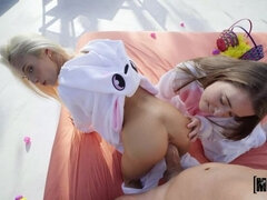 Blasen, Spermaladung, Kehlenfick, Europäisch, Frau frau mann, Handjob, Rasiert, Flotter dreier