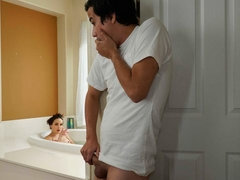 Cuarto de baño, Tetas grandes, Mamada, Morena, Penetracion con dedos, Pajear, Masturbación, Madres para coger