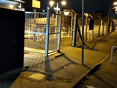 Británico, Atrapados, Fetichismo travestista, Europeo, Tacones, Al aire libre, Público, Solo