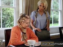 アジア人, デカパイ, ブロンド, 中出し, ドイツ人, 淫乱熟女, ハメ撮り, オッパイの