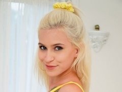 Blonde, Sucer une bite, Éjaculer dans la bouche, Tir de sperme, Queue, Rasée, Maigrichonne, Nénés