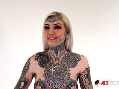 Masturbatie, Geschoren, Tatoeage