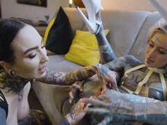 Checa, Emo, Penetracion con dedos, Lesbiana, Lamidas, Coño, Suizo