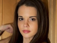 Blasen, Braunhaarige, Vollbusig, Handjob, Küssen, Sauna, Rasiert, Jungendliche (18+)