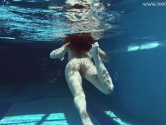18 jahre, Bikini, Braunhaarige, Pool, Öffentlich, Solo, Jungendliche (18+), Unter wasser