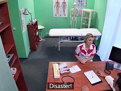 Tussi, Blondine, Blasen, Schwanz, Aufs gesicht abspritzen, Fetisch, Hardcore, Krankenschwester