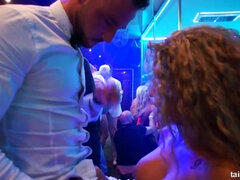 Lieveling, Grote mammen, Gek, Erotisch, Handbeurt, Orgie, Openbaar, Tieten likken