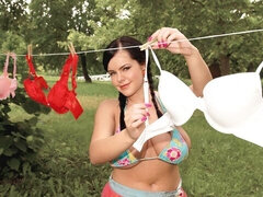 Grosser arsch, Grosse titten, Braunhaarige, Masturbation, Natürlichen titten, Nippel, Solo, Entkleiden