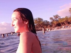 Amateur, Plage, Brunette brune, Petite amie, Orgasme, Petite femme, Nénés, Mouillée