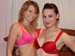 18 jahre, Fingern, Lesbisch, Lecken, Lingerie, Muschi, Rasiert, Dürr