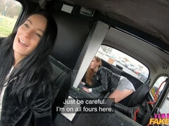 Blonde, Voiture, Tchèque, Lesbienne, De plein air, Chaussettes, Fessée, Nénés