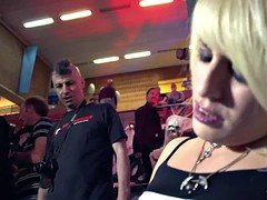 ブロンド, オーガズム, 小柄, 公共, おもらし, オッパイの