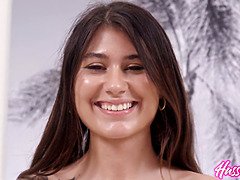 Culo, Mamada, Morena, Estilo perrito, Primera ves, Monstruo, Tetas naturales, Trio