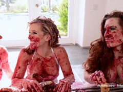 Lieveling, Rondborstig, Fetisj, Eten, Hardcore, Lesbisch, Trio, Tieten likken